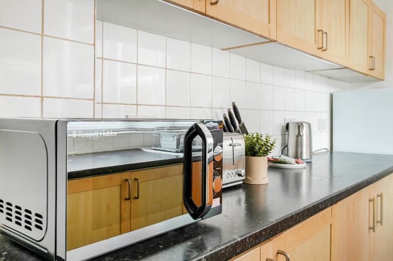 4BR House with free parking near City Centre - image 14