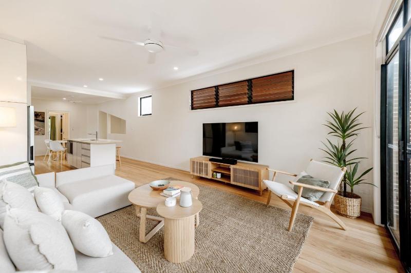 Sunshine Beach Coastal Haven - image 10