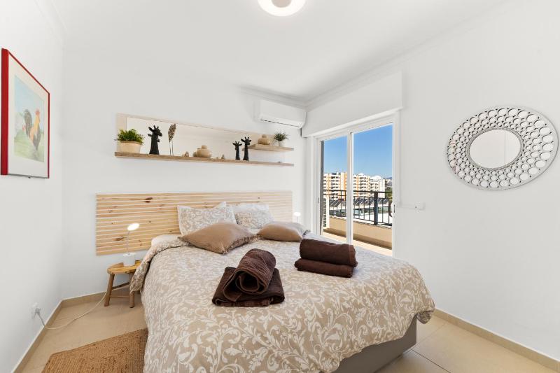 Prime located penthouse w seaview - image 14