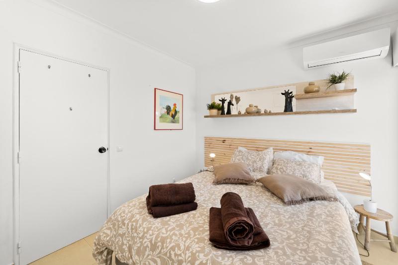 Prime located penthouse w seaview - image 16