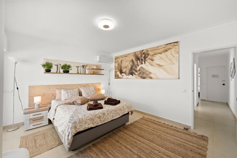 Prime located penthouse w seaview - image 23
