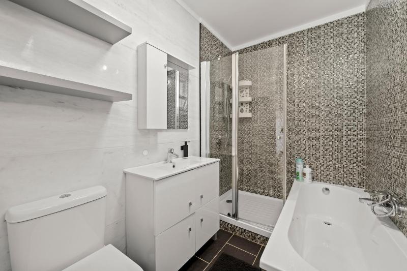 Prime located penthouse w seaview - image 22