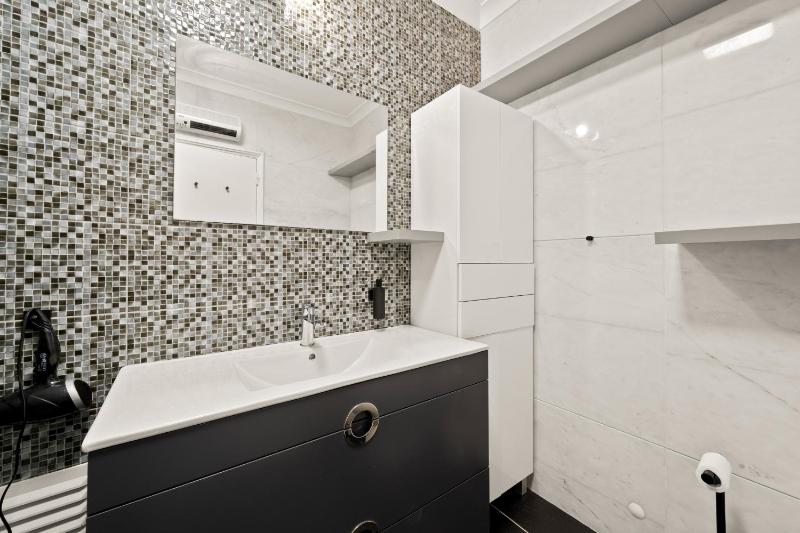 Prime located penthouse w seaview - image 8