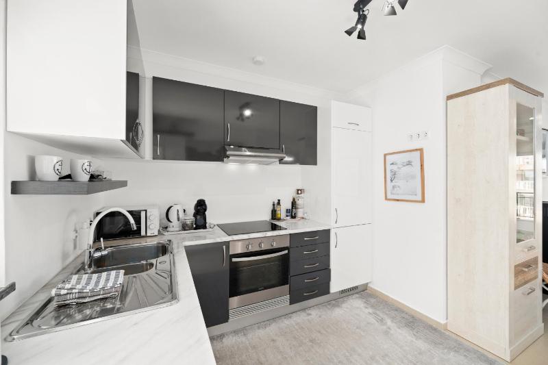 Prime located penthouse w seaview - image 9