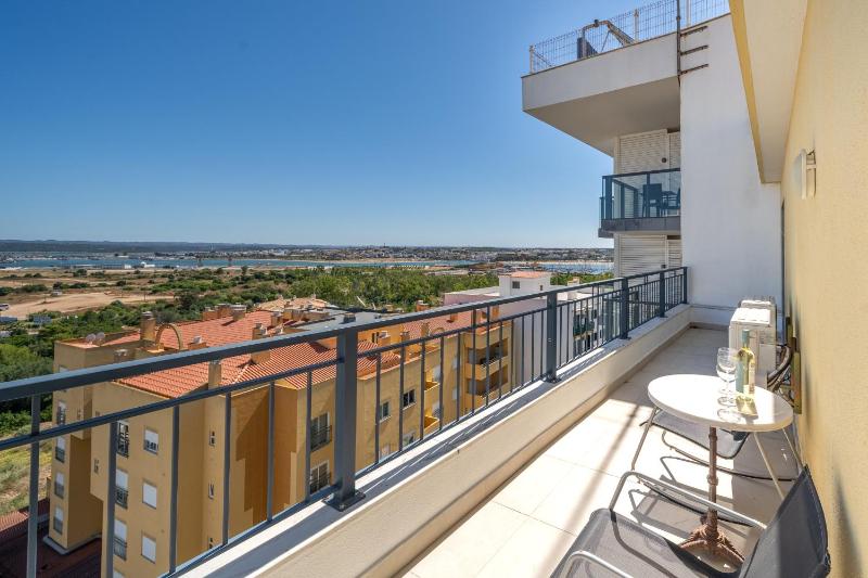 Prime located penthouse w seaview - image 12