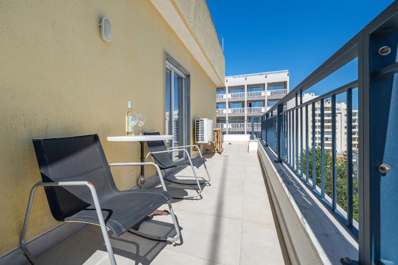 Prime located penthouse w seaview - image 6