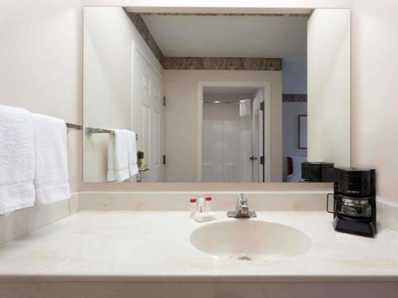 Ramada by Wyndham SeaTac Airport North - image 11