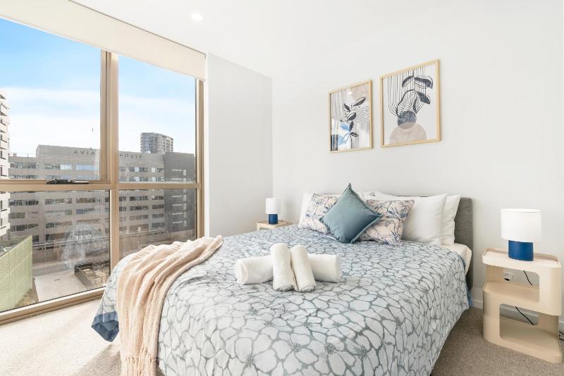 Stylish 2BR near Hospital with Gym Pool n Parking - image 4