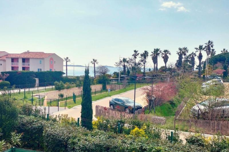 Sea view flat with pool & parking in Six-Fours - image 8