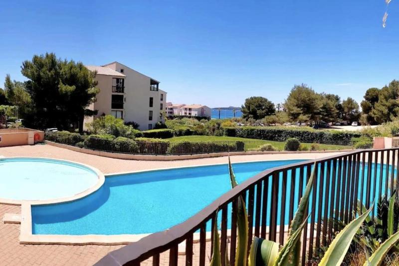 Sea view flat with pool & parking in Six-Fours - image 9