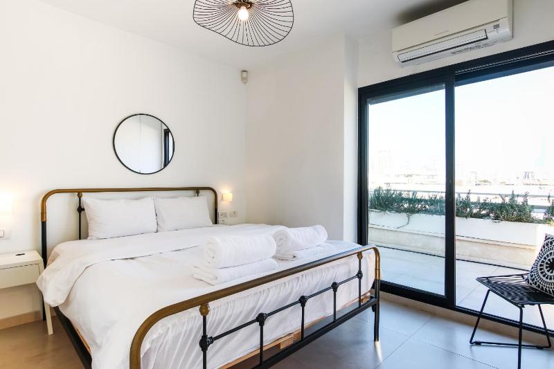 Miklat Chic Spacious Penthouse Terrace By Feelhome - image 16