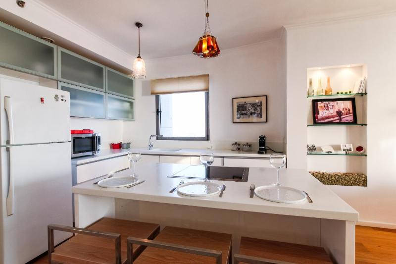 Miklat Luxury Condo & Spectacular View By Feelhome - image 10