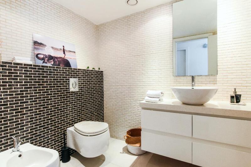 Miklat Luxury Condo & Spectacular View By Feelhome - image 8