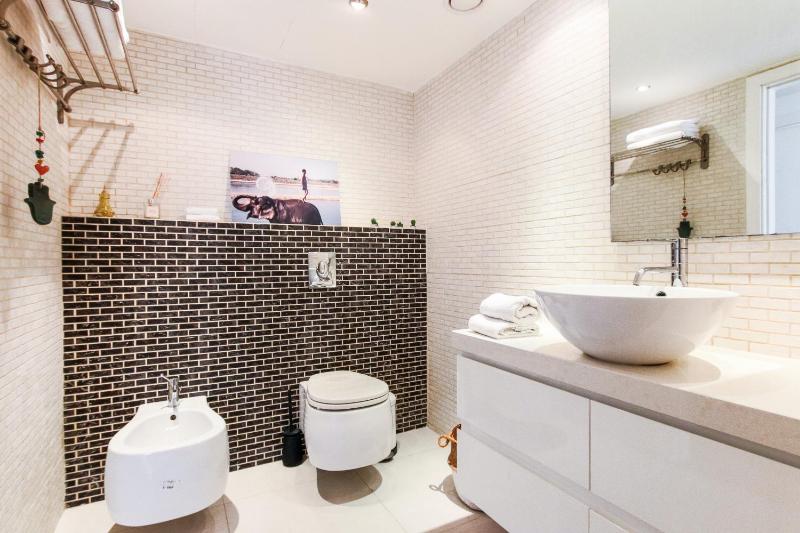 Miklat Luxury Condo & Spectacular View By Feelhome - image 16