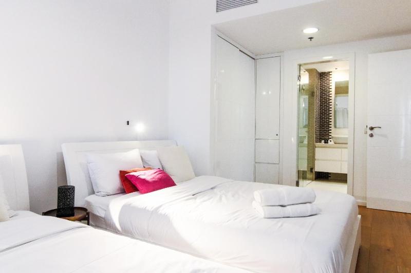 Miklat Luxury Condo & Spectacular View By Feelhome - image 7