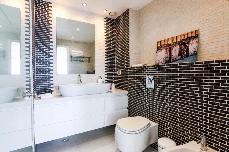 Miklat Luxury Condo & Spectacular View By Feelhome - image 12