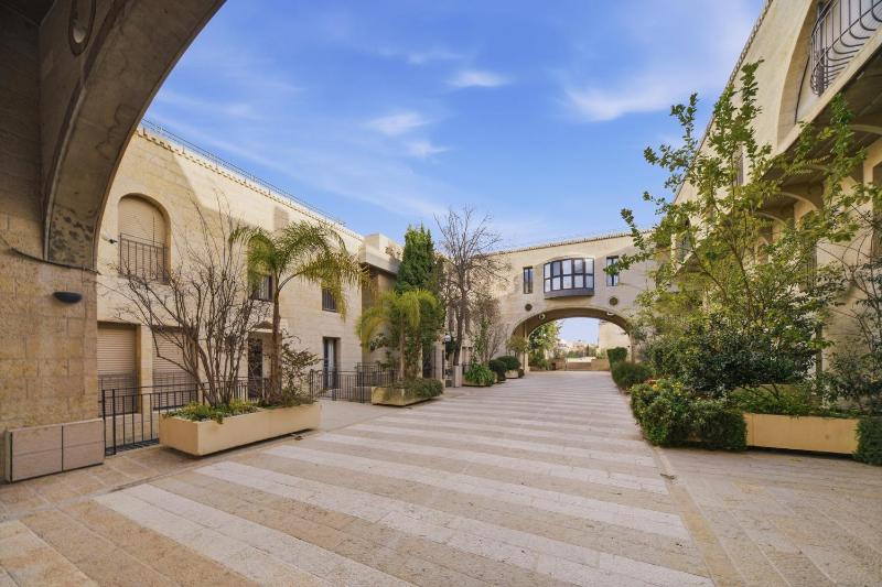 Miklat Private Patio Near Old City By Feelhome - image 8