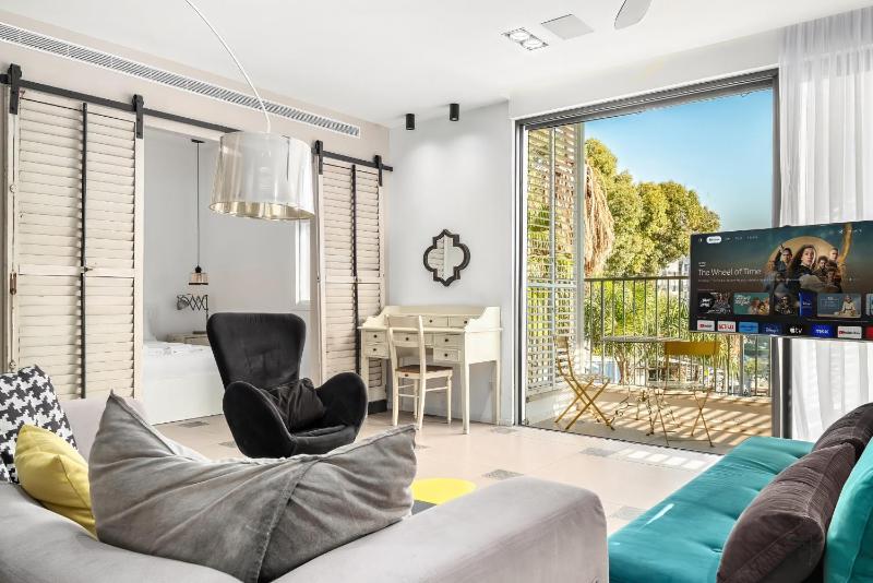 Miklat City Center Apt With Open View By Feelhome - image 2