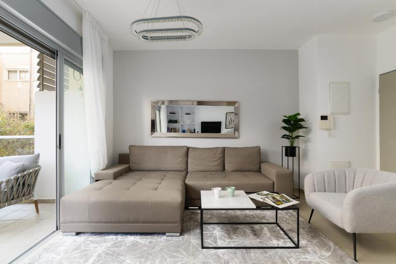 Mamad Quiet Apt & Terrace Near Beach By Feelhome - image 13