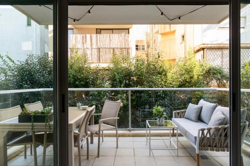 Mamad Quiet Apt & Terrace Near Beach By Feelhome - image 16