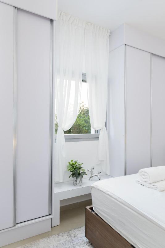 Mamad Quiet Apt & Terrace Near Beach By Feelhome - image 8