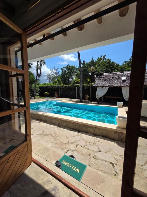 Charming 1-Bedroom Swahili Loft with Pool - image 9