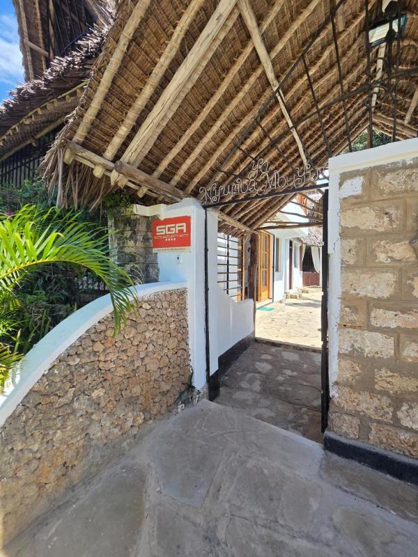 Charming 1-Bedroom Swahili Loft with Pool - image 13
