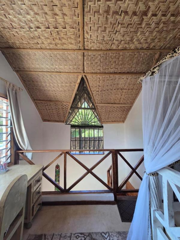 Charming 1-Bedroom Swahili Loft with Pool - image 4