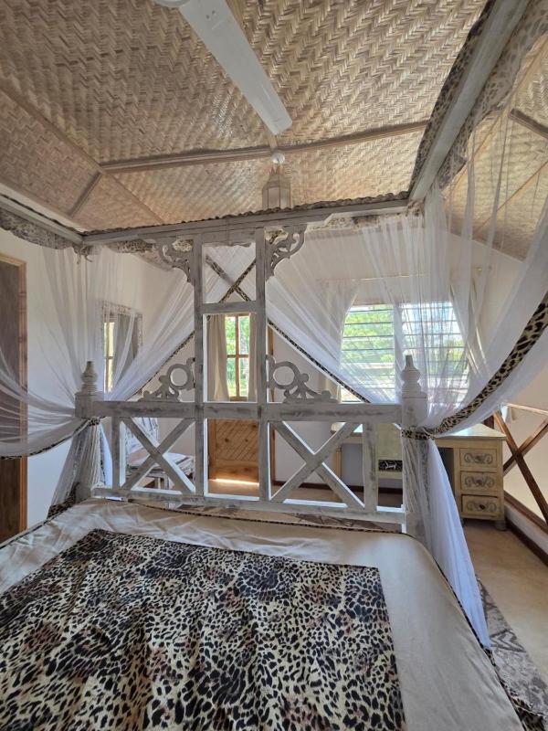 Charming 1-Bedroom Swahili Loft with Pool - image 16
