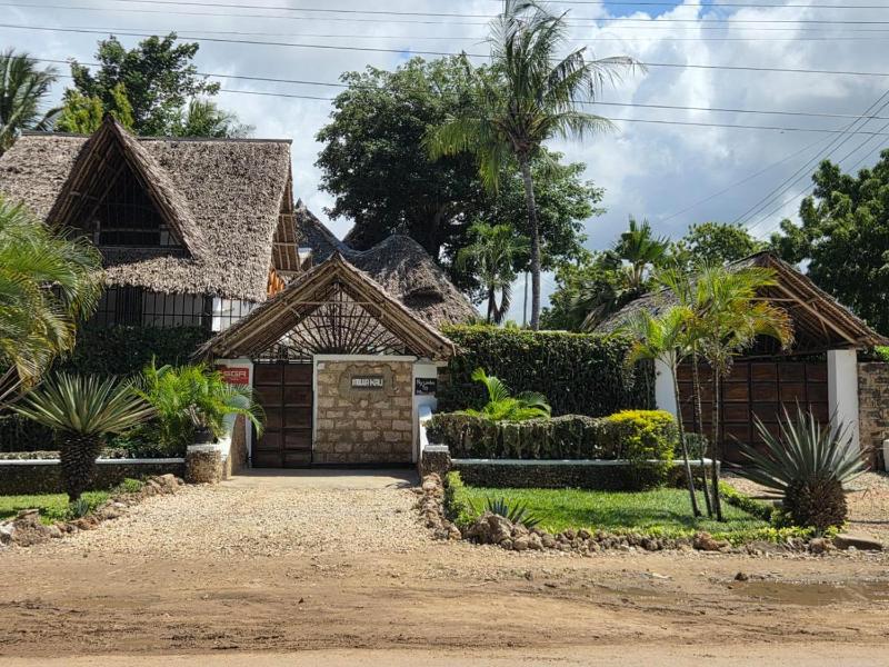 Charming 1-Bedroom Swahili Loft with Pool - image 11