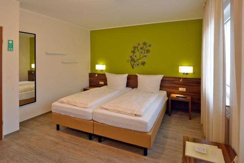 Double Room image 3