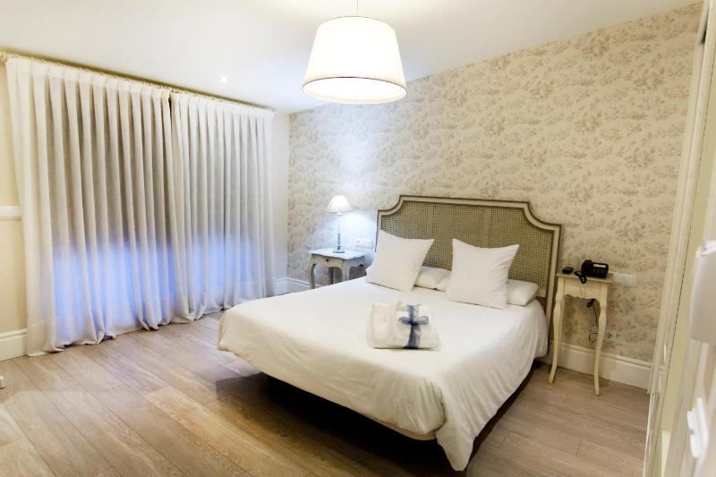 Deluxe Double Room image 2