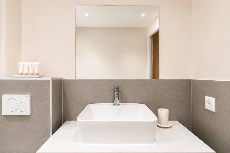 Stunning property near Arc de Triomphe - image 2