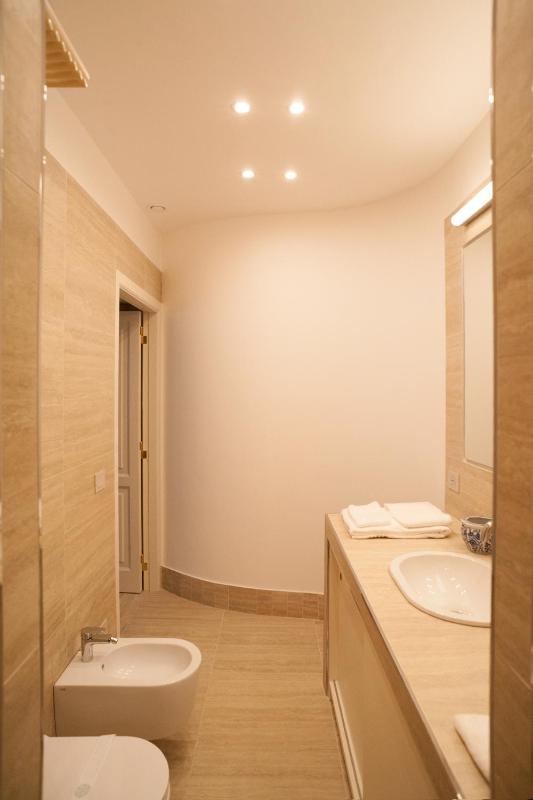 Charm & Elegance off Via Veneto 2BR 2BA - image 8
