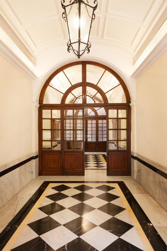 Charm & Elegance off Via Veneto 2BR 2BA - image 4