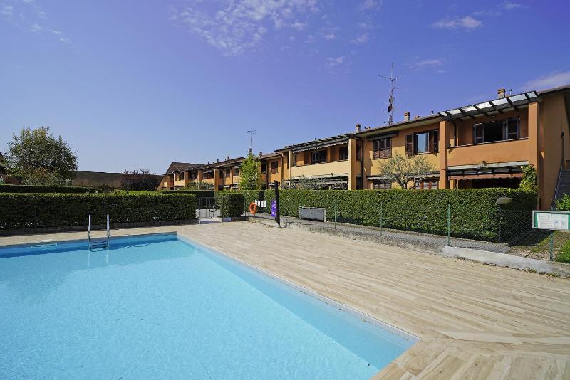 Garden and pool retreat - image 27