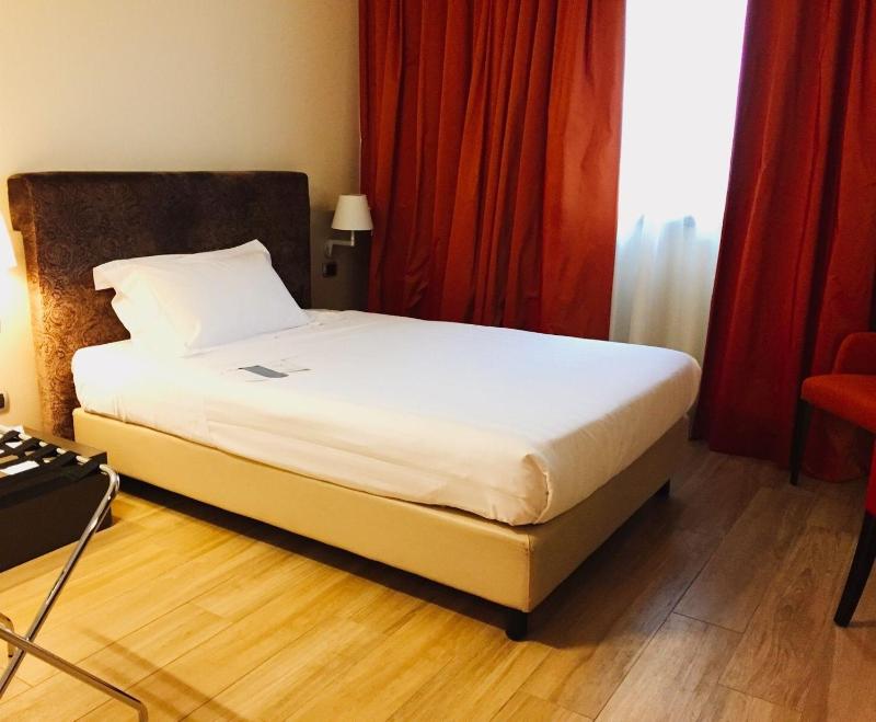 Queen Room - Disability Access image 2