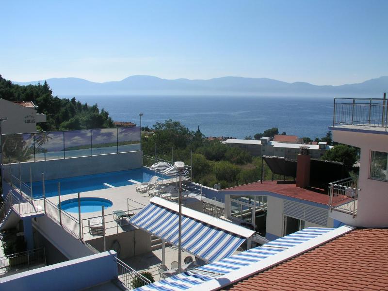 One-Bedroom Apartment with Balcony with Sea View image 4
