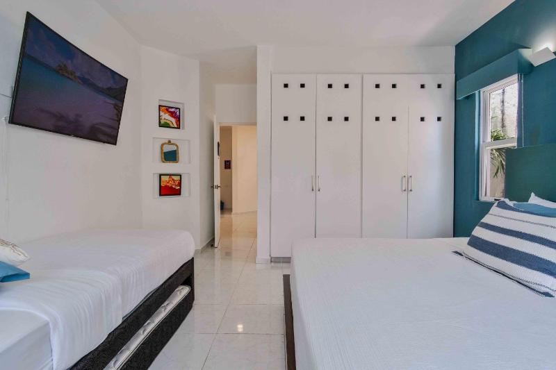 5 Bedroom Modern Villa with Private Pool - Great Location - image 6
