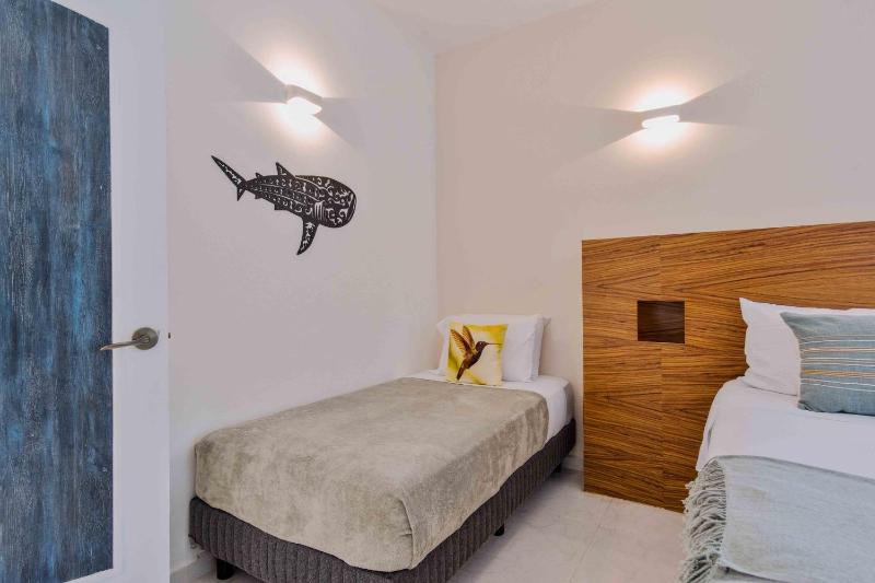 5 Bedroom Modern Villa with Private Pool - Great Location - image 11