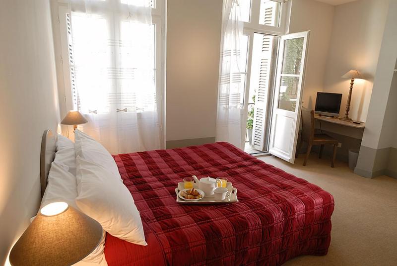 Double Room with Balcony image 3