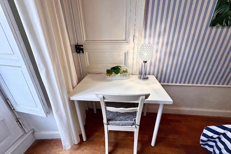 Bright apartment with a private balcony - image 7