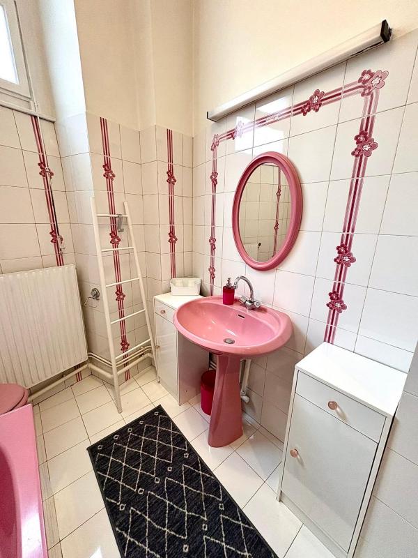 Bright apartment with a private balcony - image 9