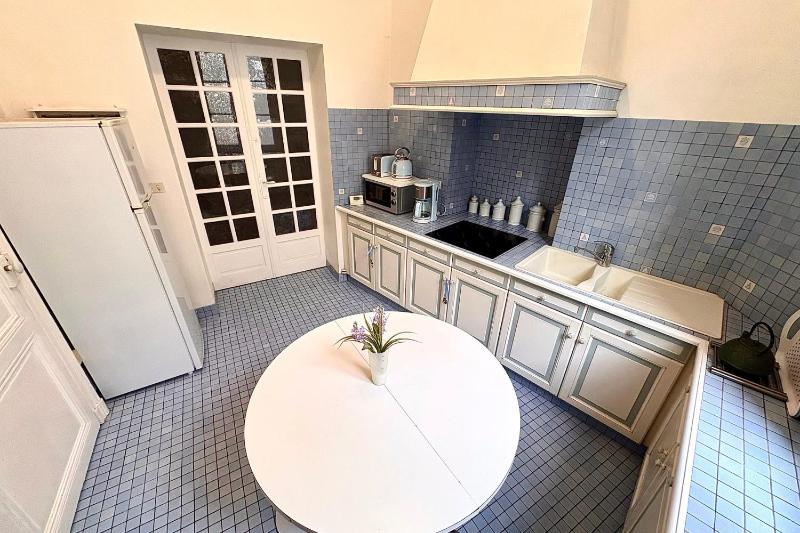 Bright apartment with a private balcony - image 6