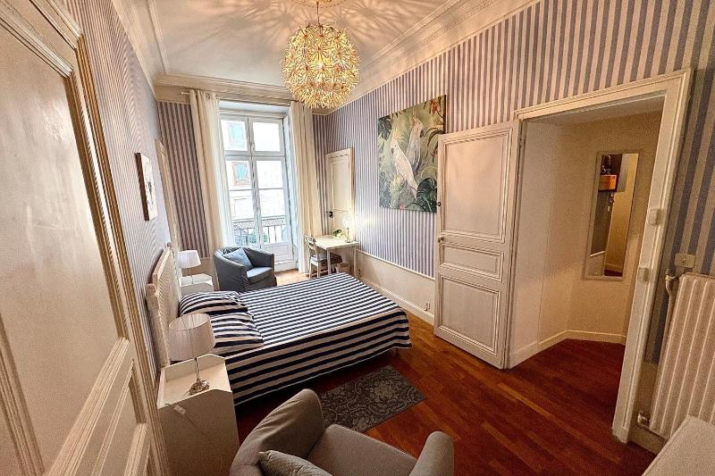 Bright apartment with a private balcony - image 10