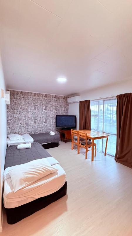Camellia Court Family Motel - image 30