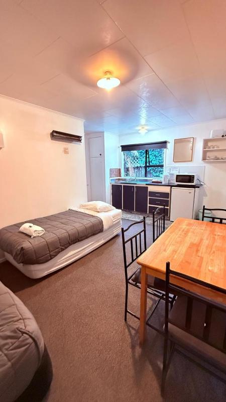 Camellia Court Family Motel - image 32