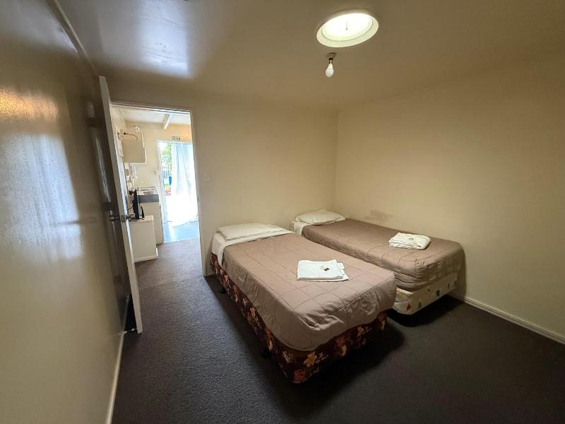 Camellia Court Family Motel - image 31