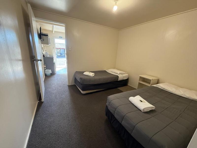 Camellia Court Family Motel - image 17