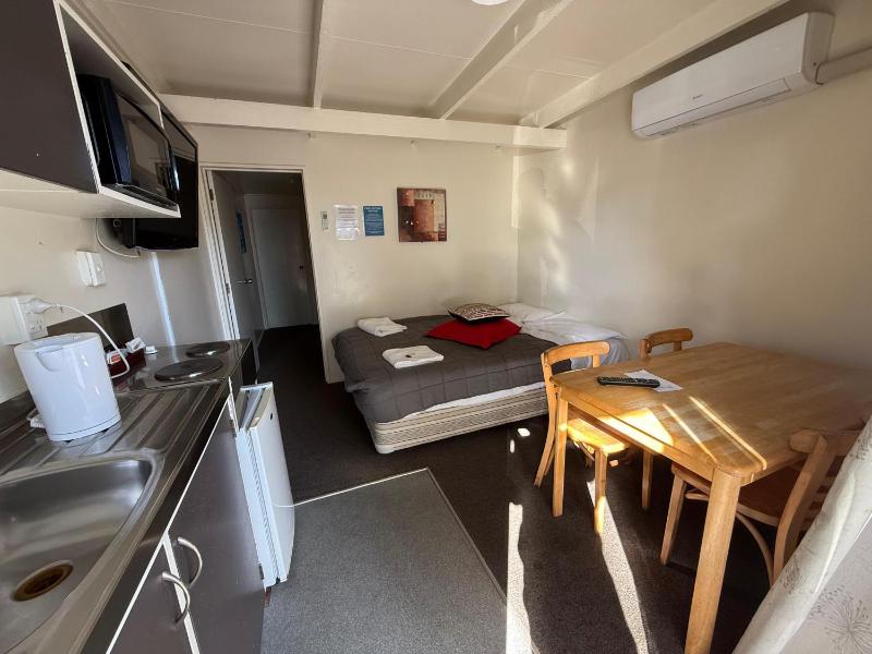 Camellia Court Family Motel - image 23